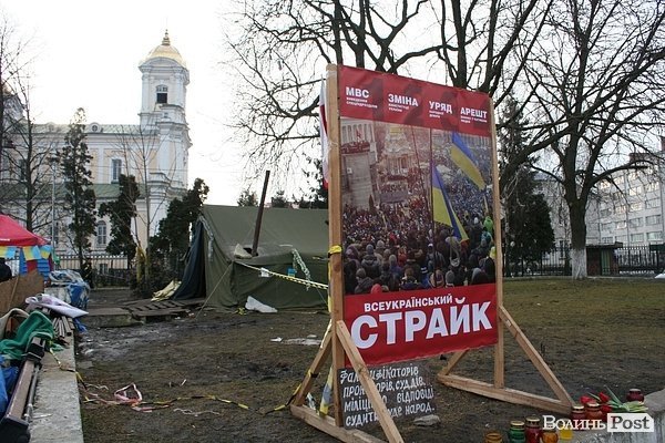 У центрі Луцька збираються люди. ФОТО