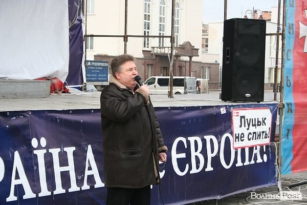 У центрі Луцька збираються люди. ФОТО