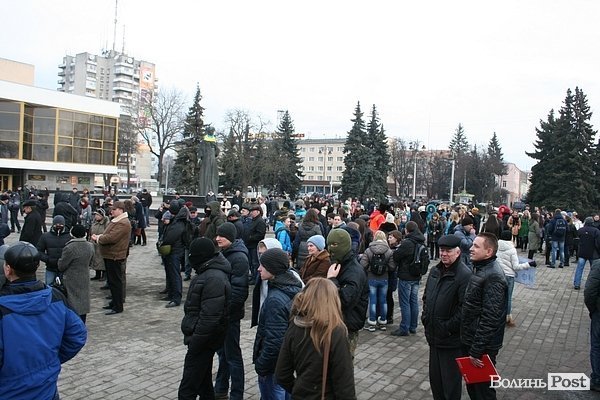 У центрі Луцька збираються люди. ФОТО
