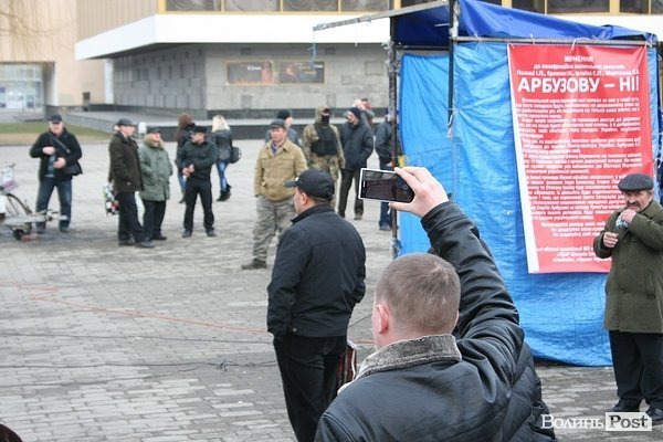 У центрі Луцька збираються люди. ФОТО