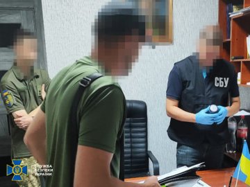 На Полтавщині затримали посадовця військкомату, який брав хабарі за «допомогу» чоловікам в ухиленні від служби