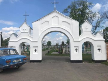 Перетворить кладовище на мурашник: волинян просять не нести на могили солодощі, паски та крашанки