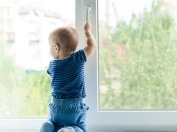 У Луцьку з вікна випав трирічний хлопчик