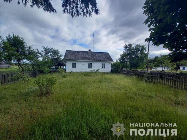 На Рівненщині чоловік з вилами накинувся на поліцейського та проколов йому ногу. ФОТО