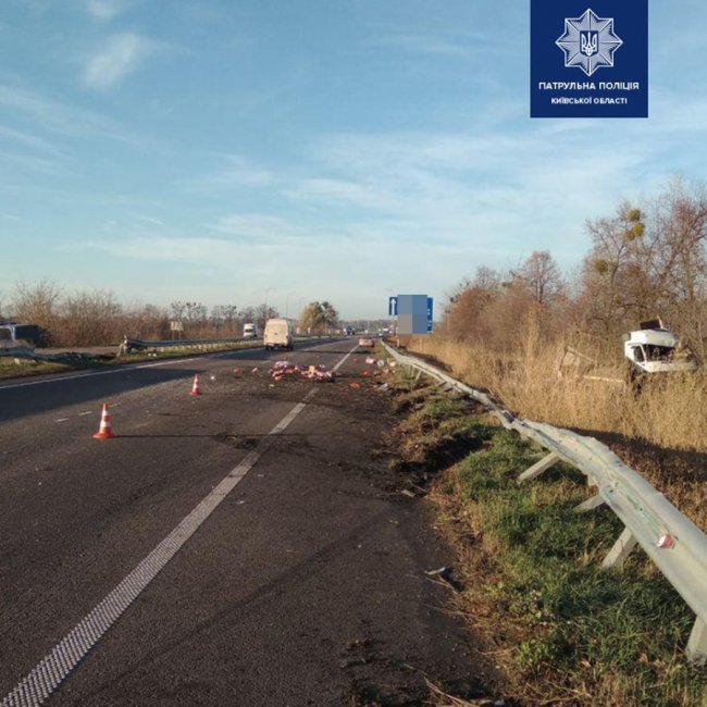 «Народилися в сорочках»: на Київщині автобус із 32 пасажирами в'їхав у вантажівку. ФОТО