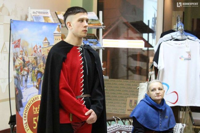 Яскраві кольори, золото, коштовності: як у давнину у Луцьку вдягалися модники та модниці. ФОТО