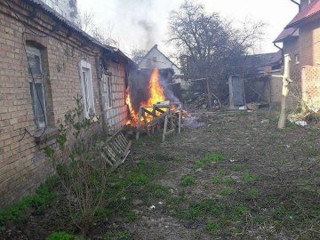 Через розведене багаття у Луцьку ледь не згорів будинок. ФОТО