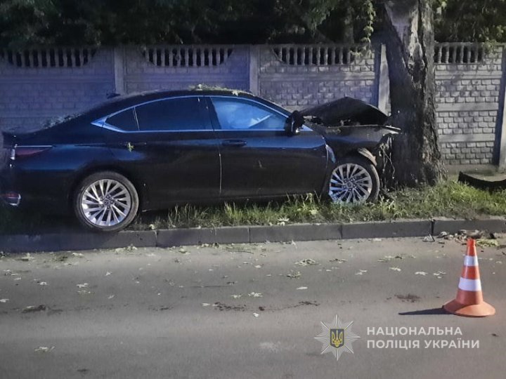 У Луцьку Lexus влетів у дерево: водій у лікарні