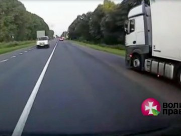 На Волині вантажівка на швидкості ледве не знесла мікроавтобус з п'ятьма дітьми. ВІДЕО