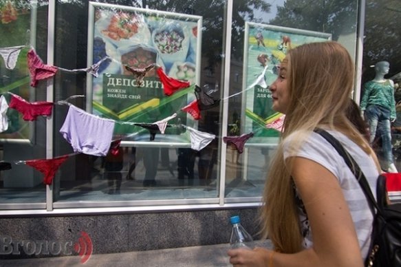 Українки «передали» росіянкам мереживну білизну. ФОТО