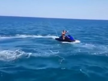 На курорті у Чорному морі вибухнув гідроцикл з туристами. ВІДЕО