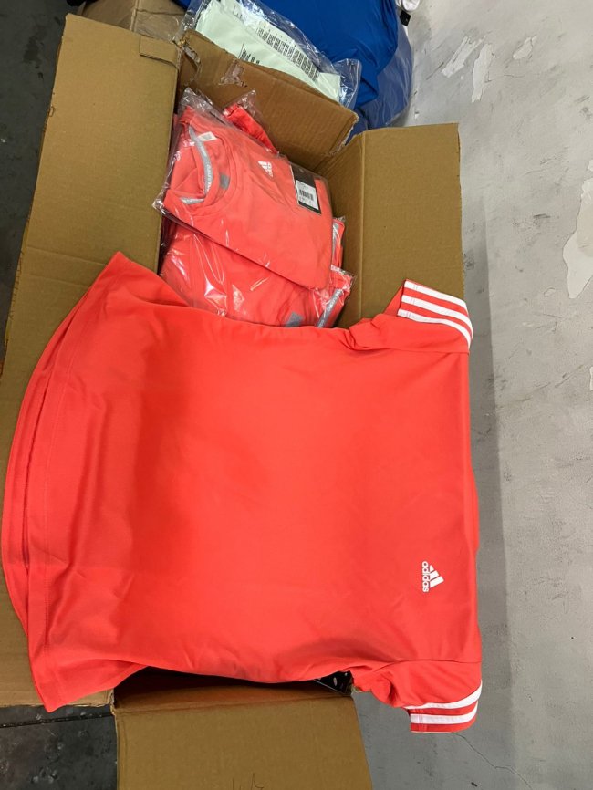 Через волинський кордон намагались провезти понад 3 тисячі брендових футболок та комплектів термобілизни