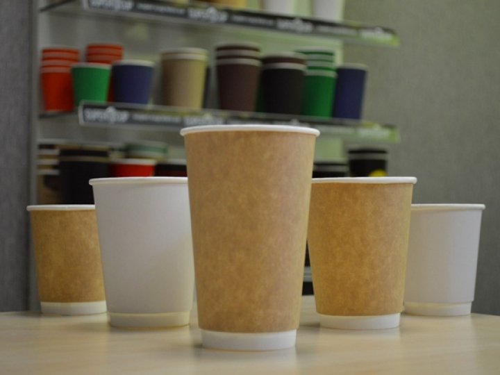 Одноразові стаканчики з кришками: що обирають кавʼярні у 2025 році