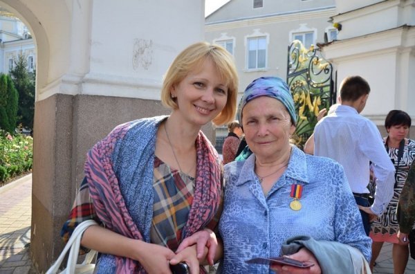 Бабуся з Луцька, яка кожен день в'яже шкарпетки для бійців, отримала нагороду від Філарета. ФОТО