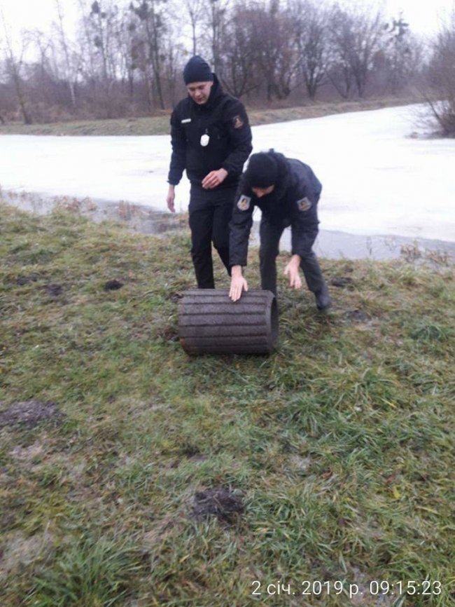Смітники — в канаві: у луцькому парку похуліганили вандали. ФОТО