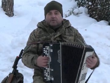 «З піснею – до перемоги»: волинський тероборонівець взяв на службу баян. ВІДЕО