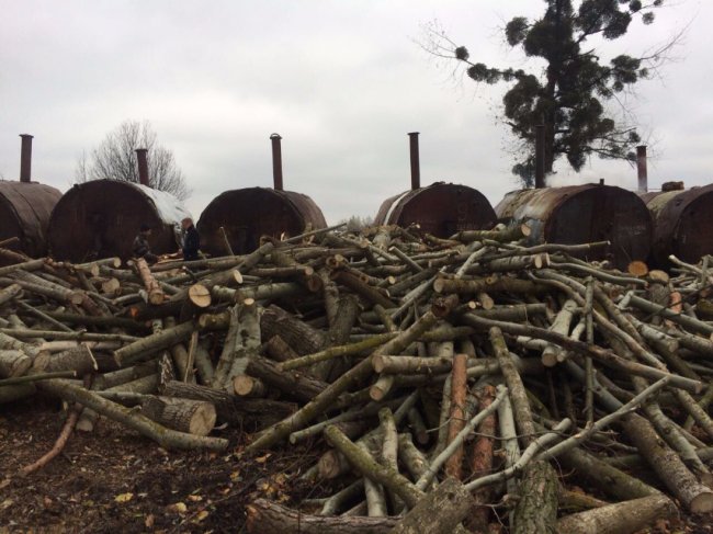 На Волині викрили підпільний цех з виготовлення вугілля