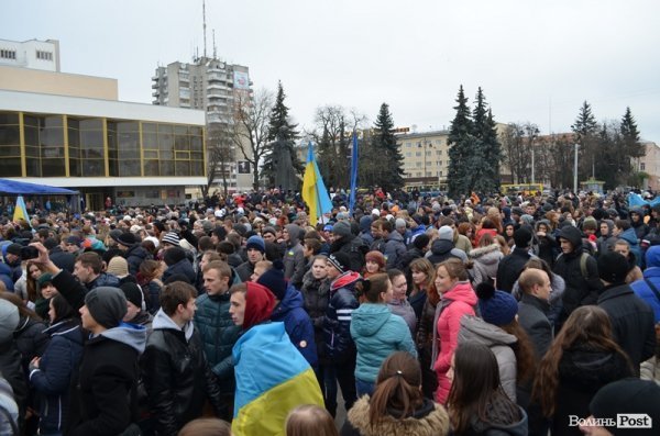 На луцькому Євромайдані гріють і годують. ФОТО