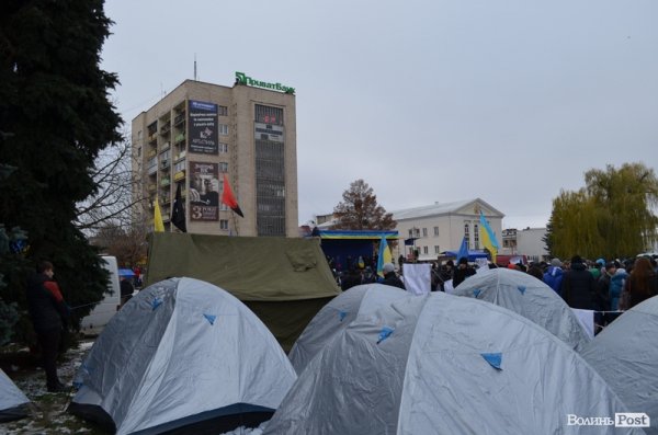 На луцькому Євромайдані гріють і годують. ФОТО