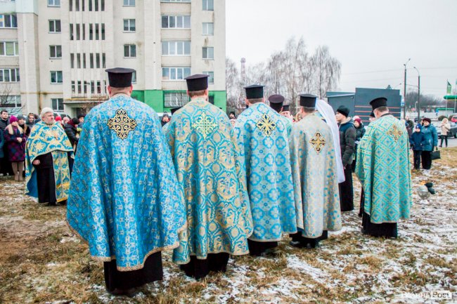 У Луцьку освятили хрест під будівництво дитячої церкви. ФОТО