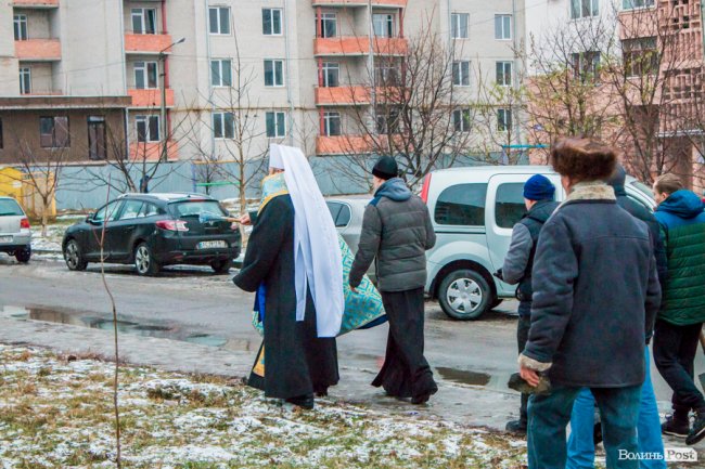 У Луцьку освятили хрест під будівництво дитячої церкви. ФОТО