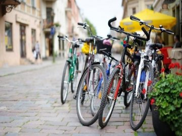 Як безпечно їздити на велосипеді в місті?*