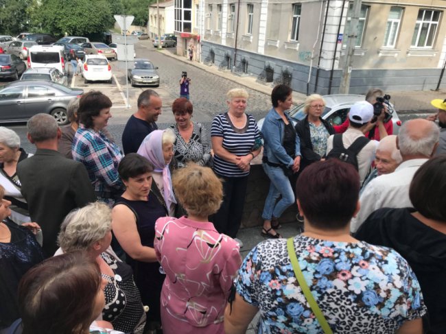 Луцькі базарники пікетують мерію. ФОТО