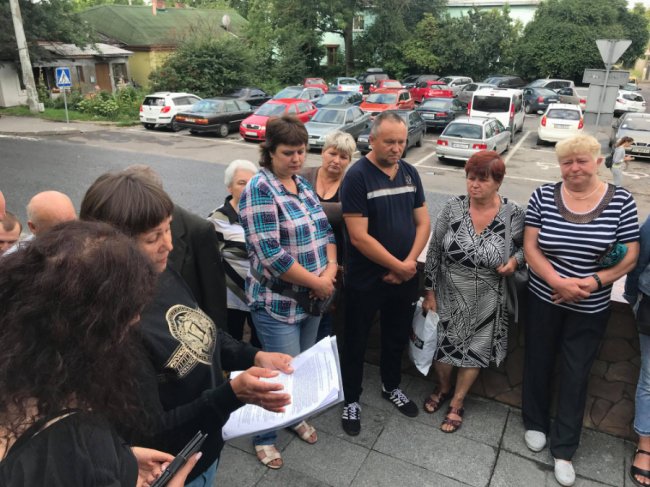 Луцькі базарники пікетують мерію. ФОТО