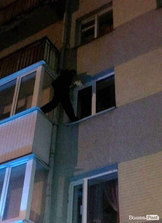 У Луцьку «романтик» ліз з квітами у вікно, але замість коханої - побачення з  правоохоронцями