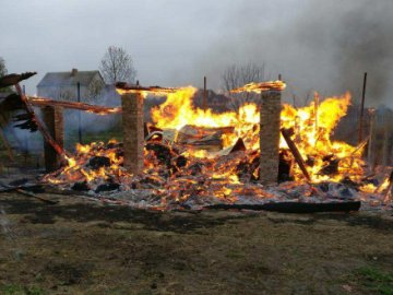 У селі на Волині згорів хлів із тваринами