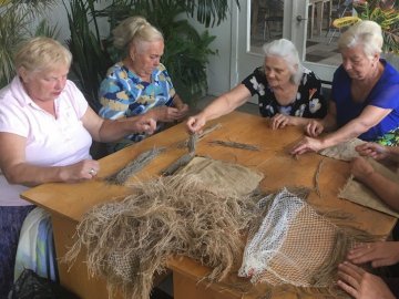 Волинські волонтери розповіли про техніку створення маскувальних костюмів для військових. ФОТО. ВІДЕО