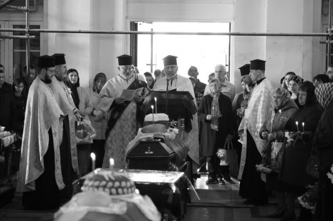 Лучани навколішки прощалися із двома Героями