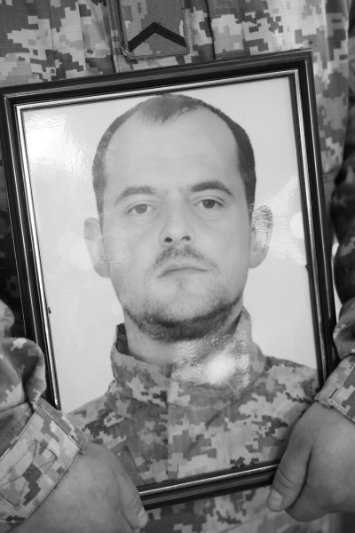 Лучани навколішки прощалися із двома Героями