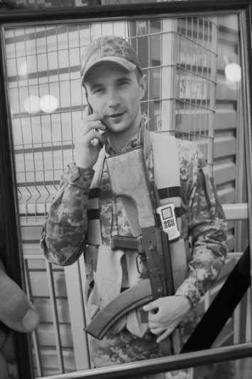 Лучани навколішки прощалися із двома Героями