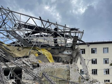 Російські війська розбомбили лікарню в Ізюмі. ВІДЕО