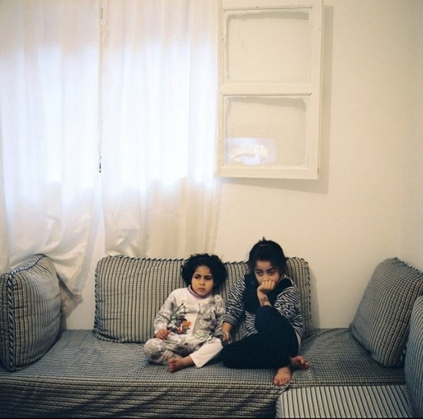 Люди, які дивляться телевізор. ФОТО