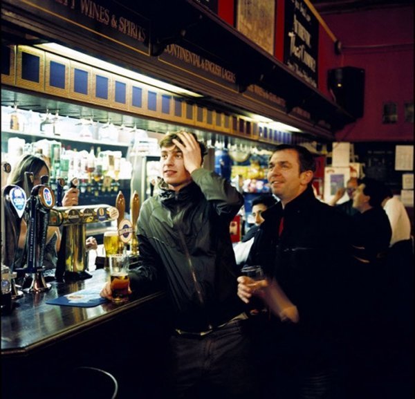 Люди, які дивляться телевізор. ФОТО