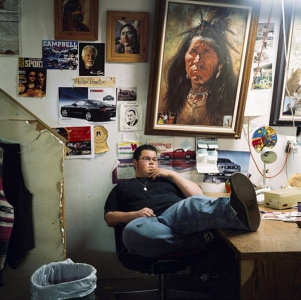 Люди, які дивляться телевізор. ФОТО