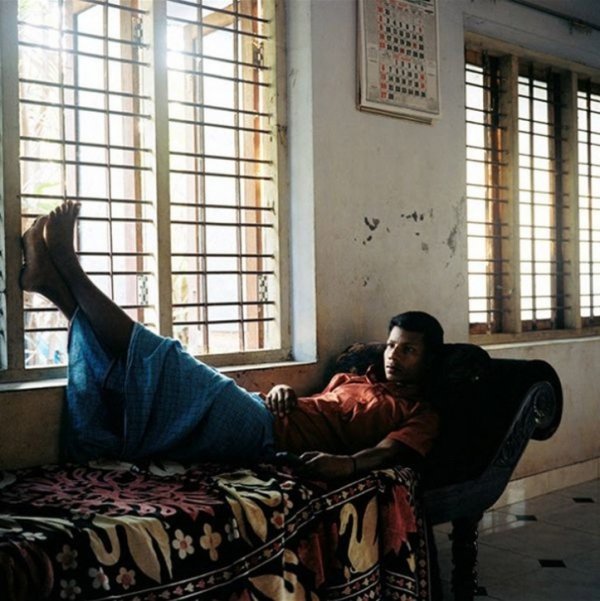 Люди, які дивляться телевізор. ФОТО