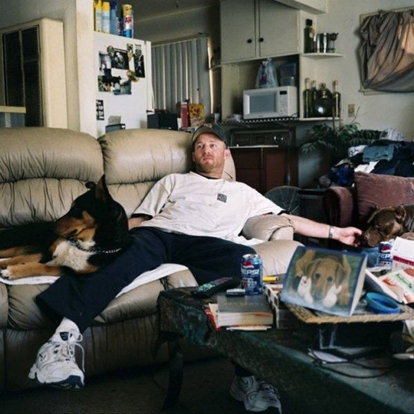 Люди, які дивляться телевізор. ФОТО