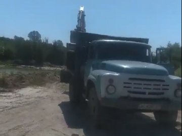 На Волині працівники міськради спіймали на гарячому нелегальних видобувачів піску. ВІДЕО
