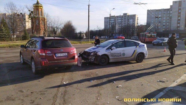 У Луцьку легковик протаранив патрульну автівку. ФОТО