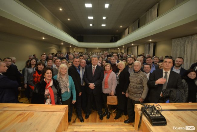 Дороги, поштарі, сільська медицина і школи: про що волиняни питали Петра Порошенка