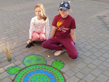 У Володимирі діти оригінально розмалювали люки до Дня міста. ФОТО