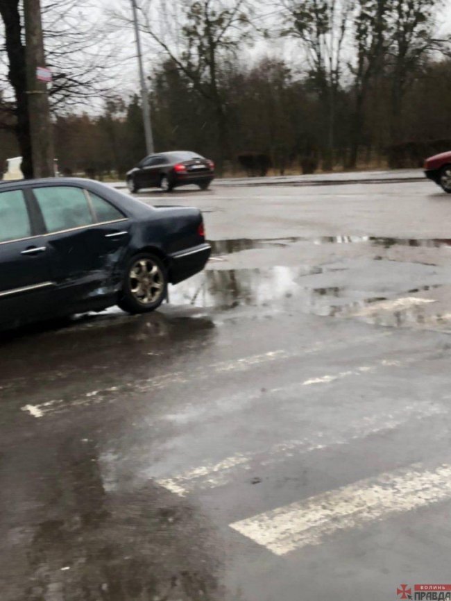 Біля Центрального ринку – аварія: зіткнулися дві автівки. ФОТО