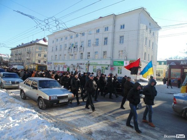 Євромайданівці колоною пройшлися центральною вулицею Луцька. ФОТО
