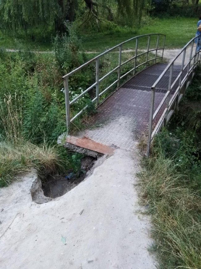 У Луцьку просять відремонтувати аварійний міст. ФОТО
