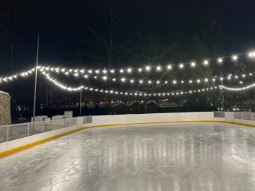 У Луцьку відкрили ковзанку просто неба