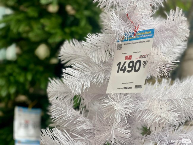 За скільки в Луцьку можна купити штучну новорічну ялинку