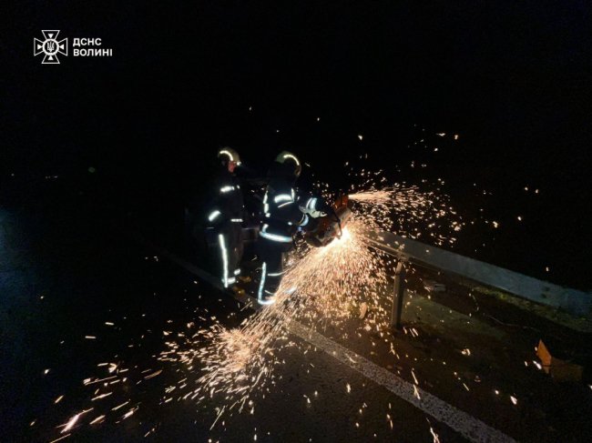 На Волині водій автівки зіткнувся з відбійником